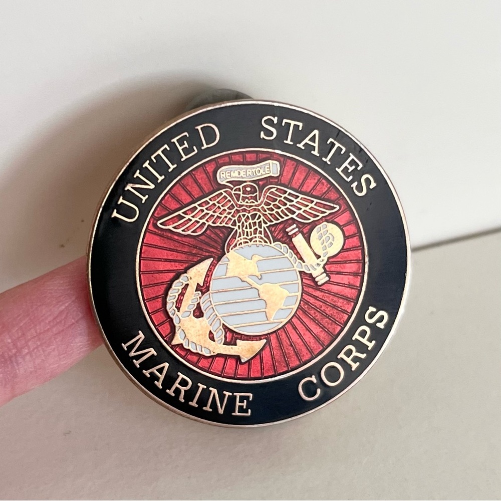 Hold United States marine corps pin